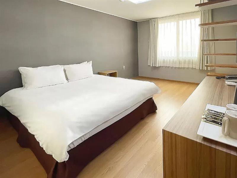 Pampas Hotel Чеджу Екстериор снимка